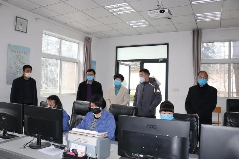 市,人大常委會,副主任,、,總工會,主席,2月, . 市人大常委會副主任、總工會主席韓迎春到公司調(diào)研慰問